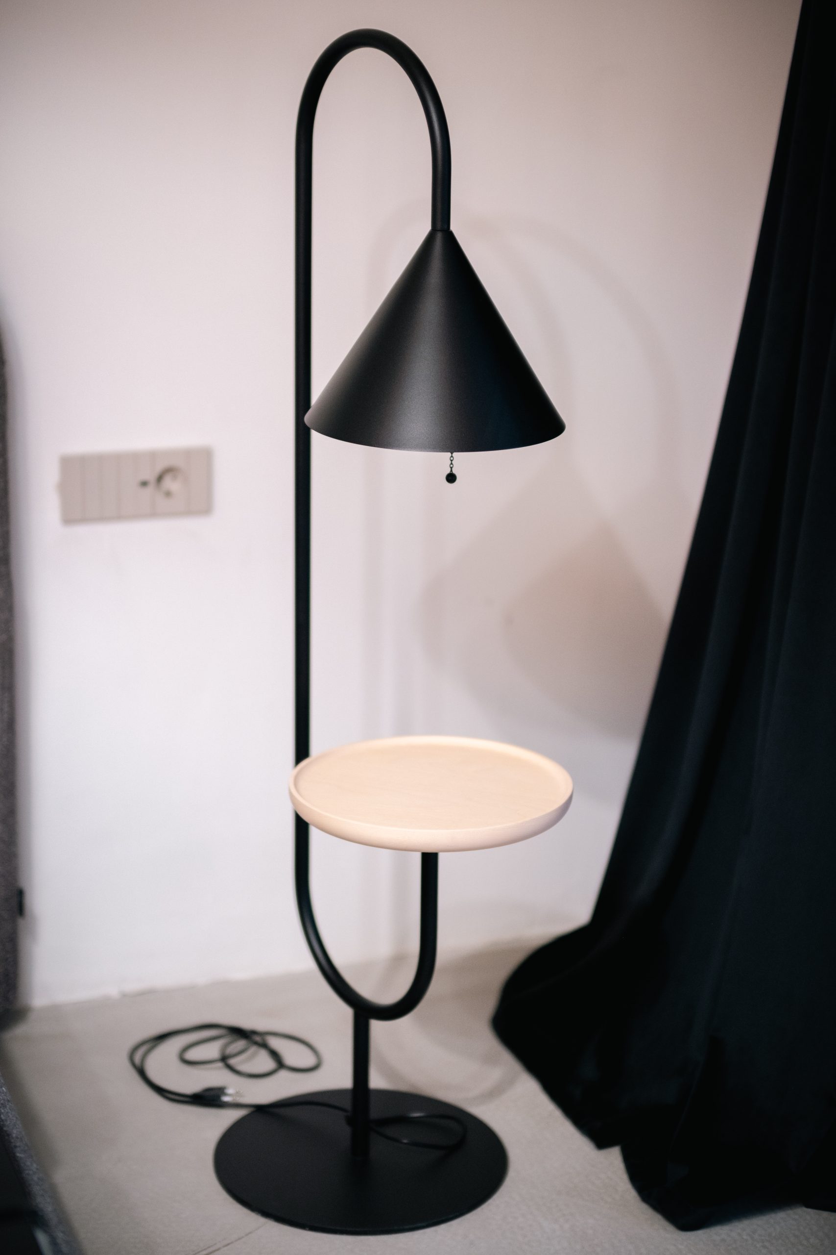 Corpul de iluminat Ozz cu masuta integrata - OUTLET - miniforms - imagine 2