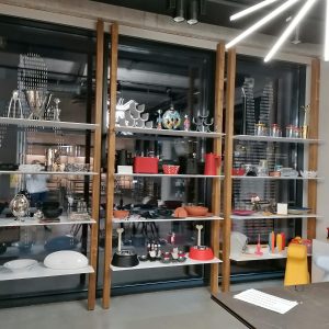 Rafuri cu structura de lemn si polite albe metalice - OUTLET