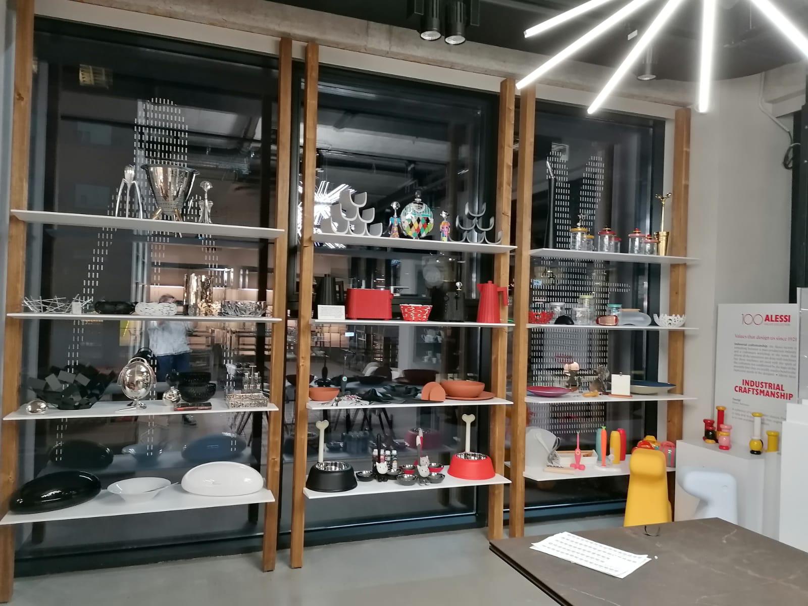 Rafuri cu structura de lemn si polite albe metalice - OUTLET